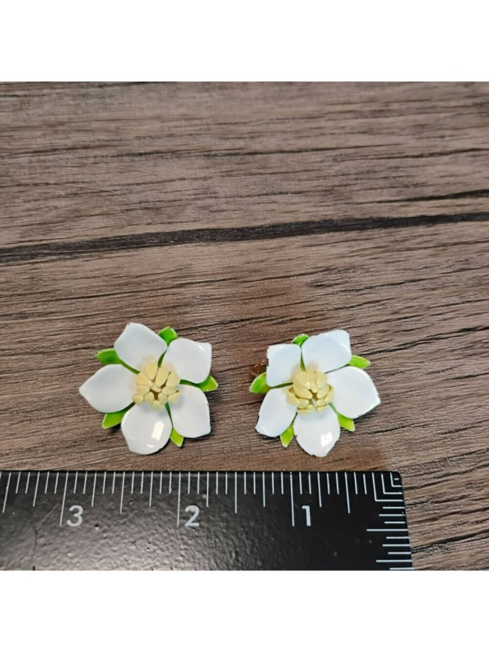 Vintage Sarah Coventry White & Green Enamel Flower Clip-On Earrings Retro Floral - Picture 3 of 7